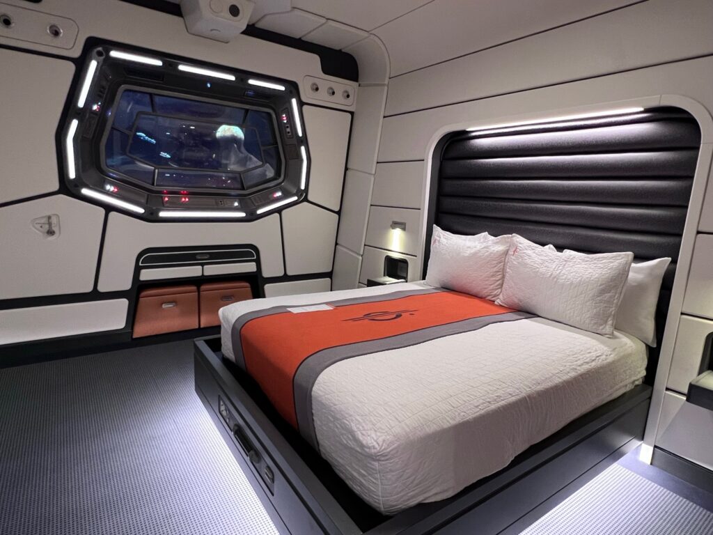 Bed and porthole in stateroom Star Wars Galactic Starcruiser