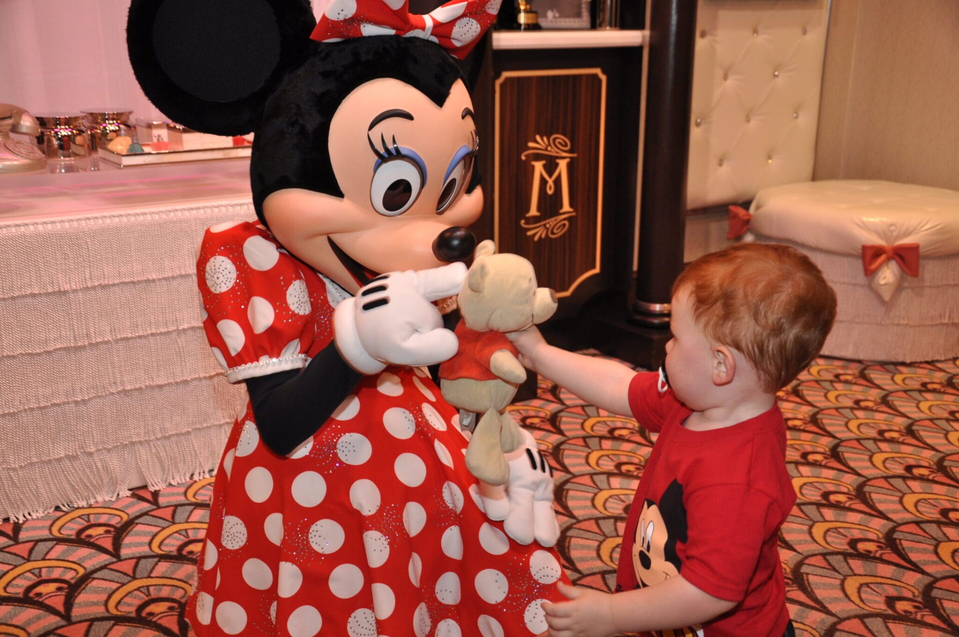 Toddler meeting Minnie Mouse at Walt Disney World